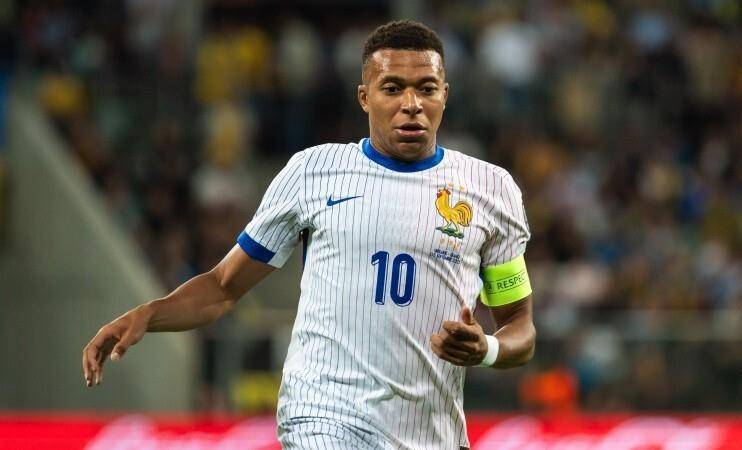 西甲最新消息,一天内,巴萨官宣莱万离队,姆巴佩因伤缺席世预赛